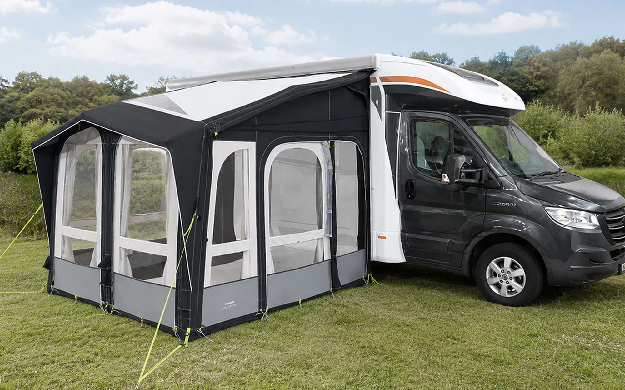 Oppblåsbart fortelt Club Air Pro 260 montert på campingvogn