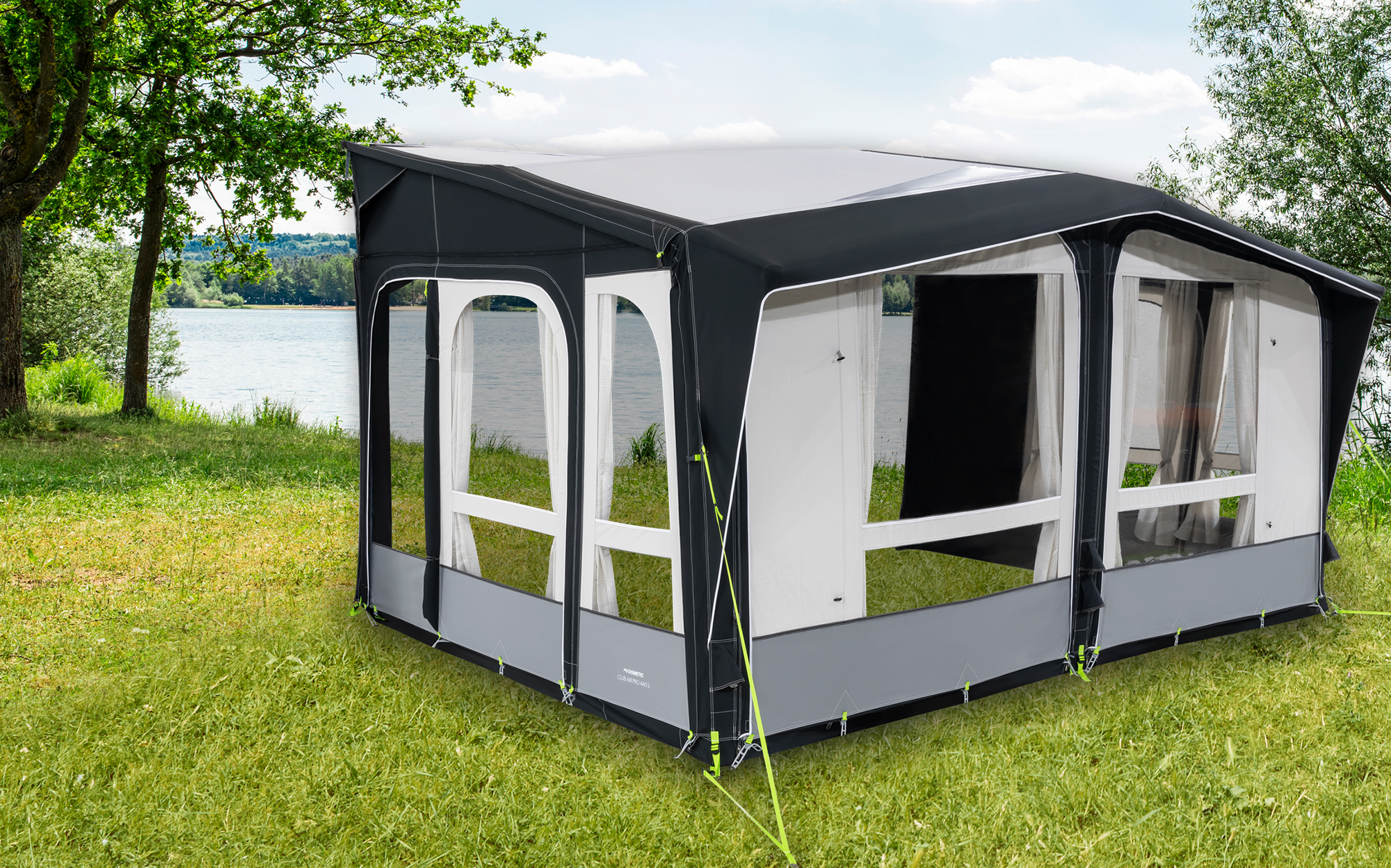 Oppblåsbart fortelt Club Air Pro 440 S 440x275 cm montert på campingvogn
