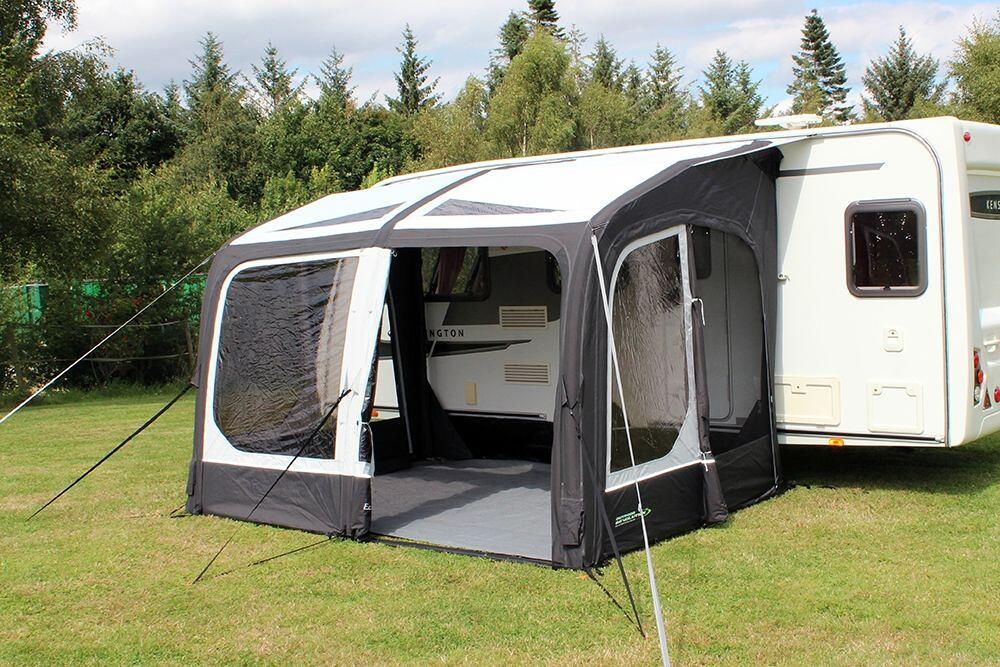 Oppblåsbart fortelt Eclipse Pro 330 250x330cm montert på campingplass