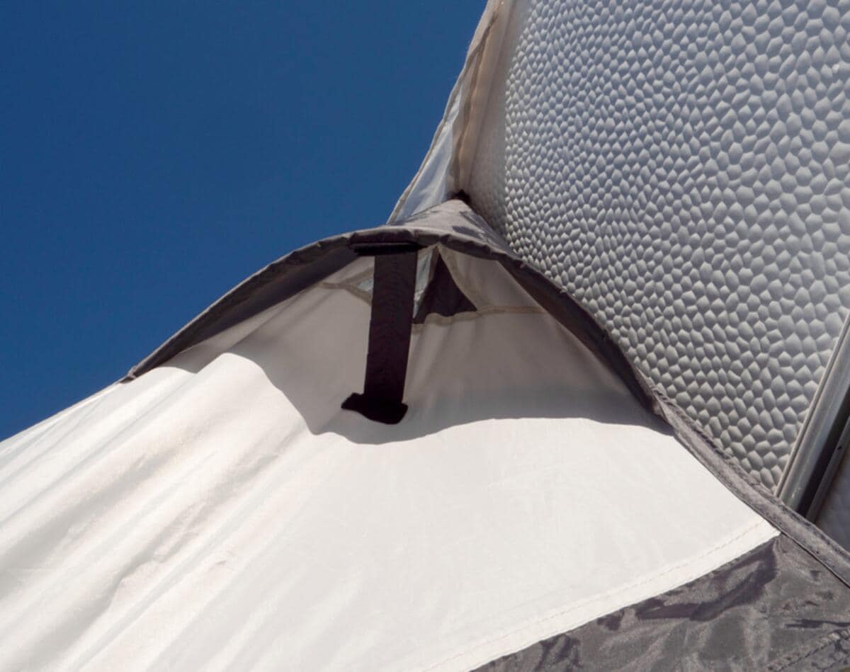Montert Oppblåsbart fortelt One Beam Air for campingvogn på campingvogn