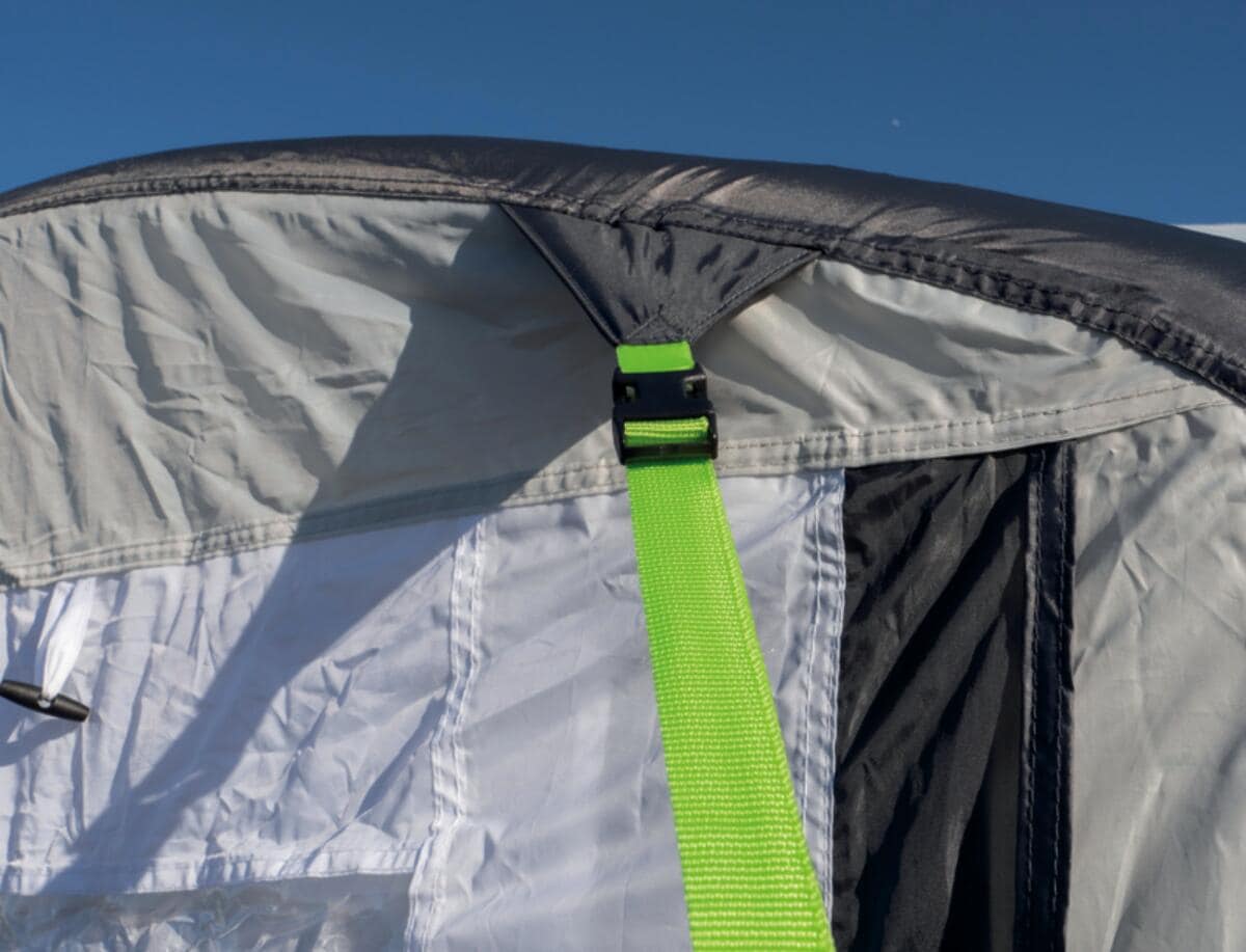 Oppblåsbart fortelt One Beam Air for campingvogn med åpen frontdør