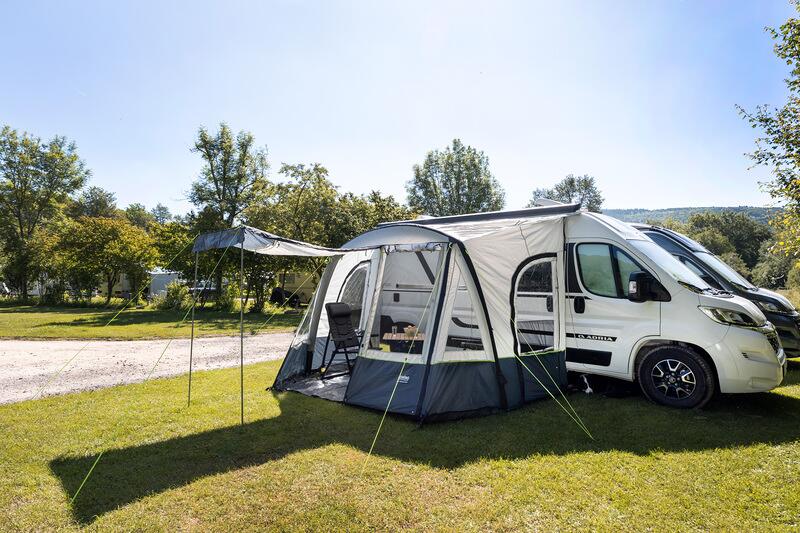 Montert Oppblåsbart fortelt One Beam Air High 350x250 cm på campingvogn