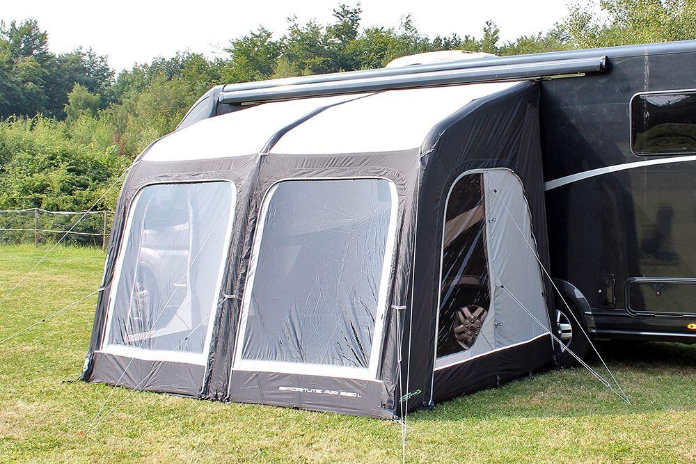 Montert oppblåsbart fortelt Sportlite Air 320 L på campingvogn