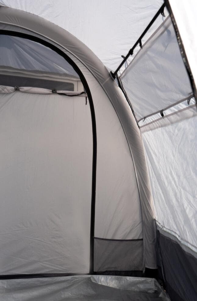 Oppblåsbart fortelt TOUR EASY AIR 300x270cm 14 kg - Reimo montert på campingplass