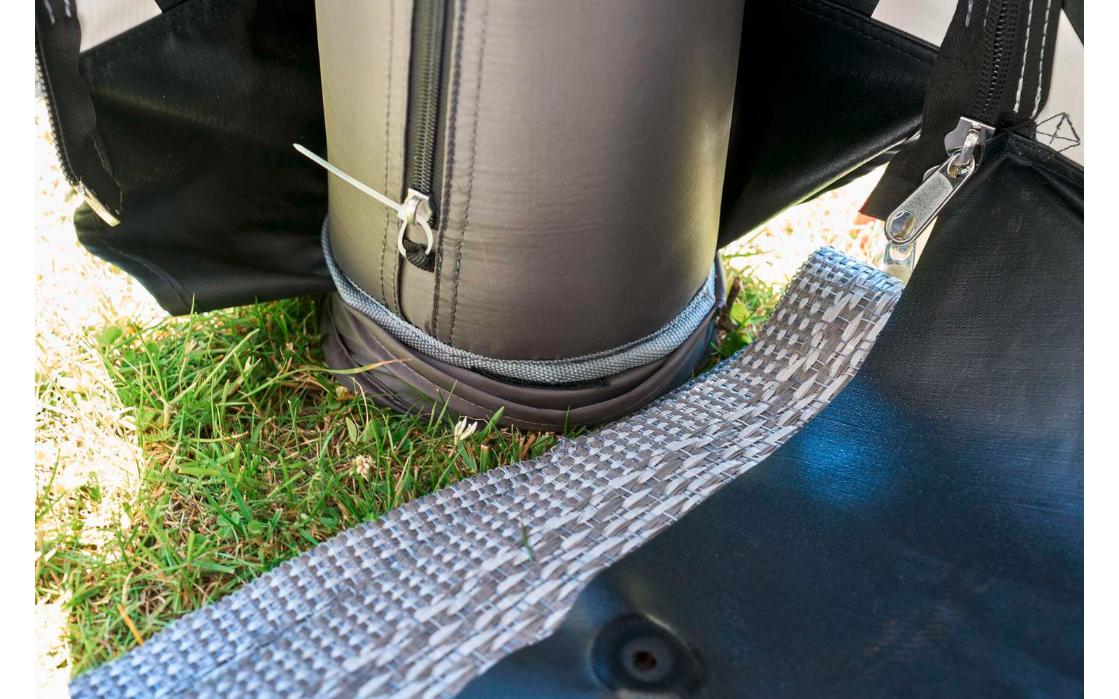 Oppblåsbart fortelt Ventura Air Aura 260x250 cm - Isabella montert ved campingvogn