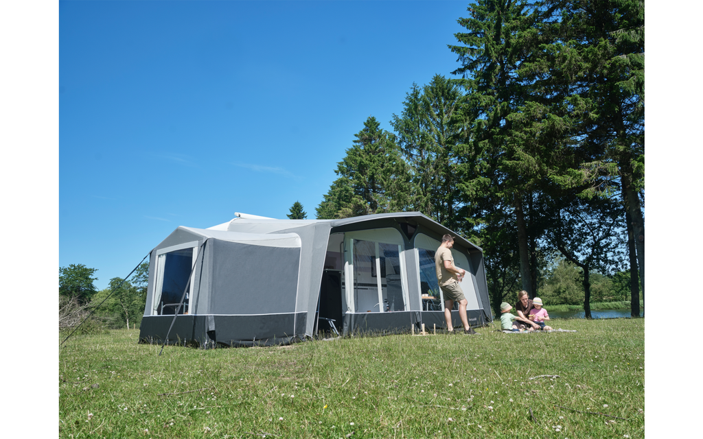Montert Oppblåsbart fortelt Ventura Air Nova A VenTex 950 cm dybde 250 cm på campingvogn
