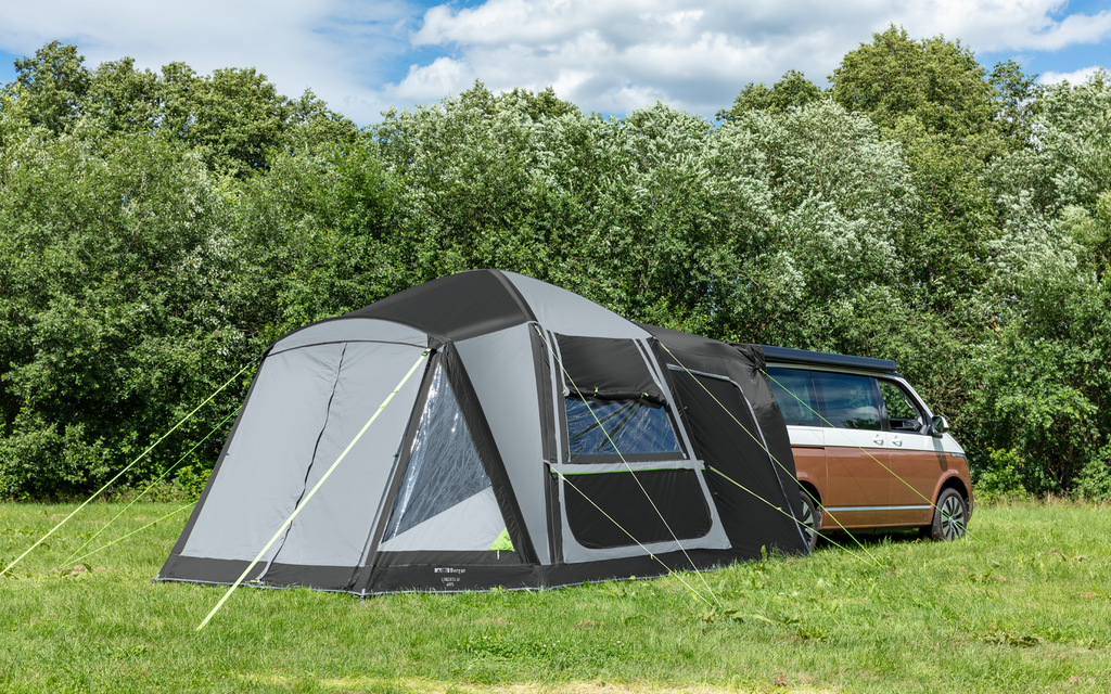 Montert Oppblåsbart frittstående hekktelt Liberta Air 305x370 cm på campingbus