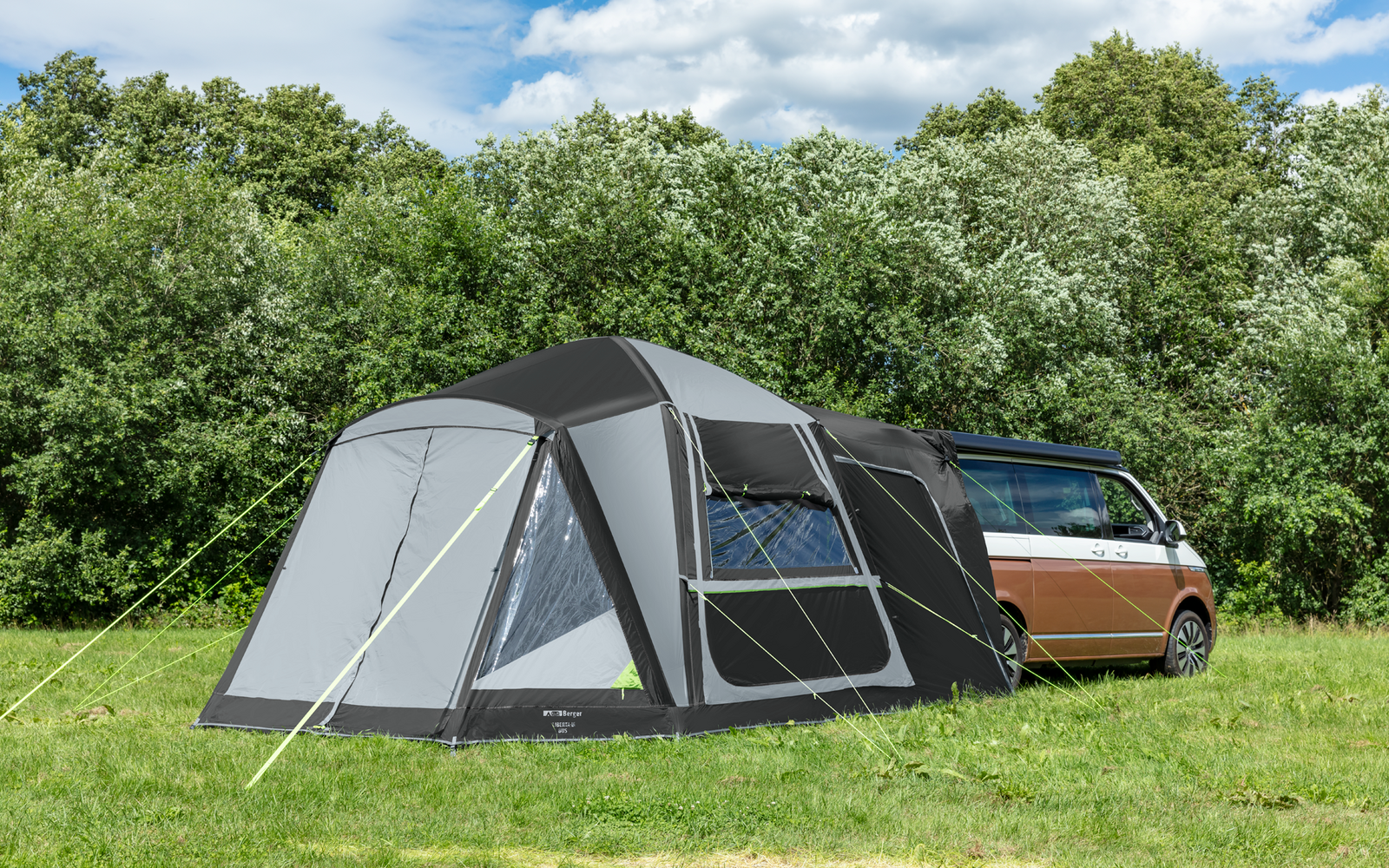 Montert Oppblåsbart frittstående hekktelt Liberta Air 305x370 cm på campingbus