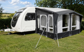 Oppblåsbart helårsfortelt Club AIR All-Season 330x275 cm montert på campingplass