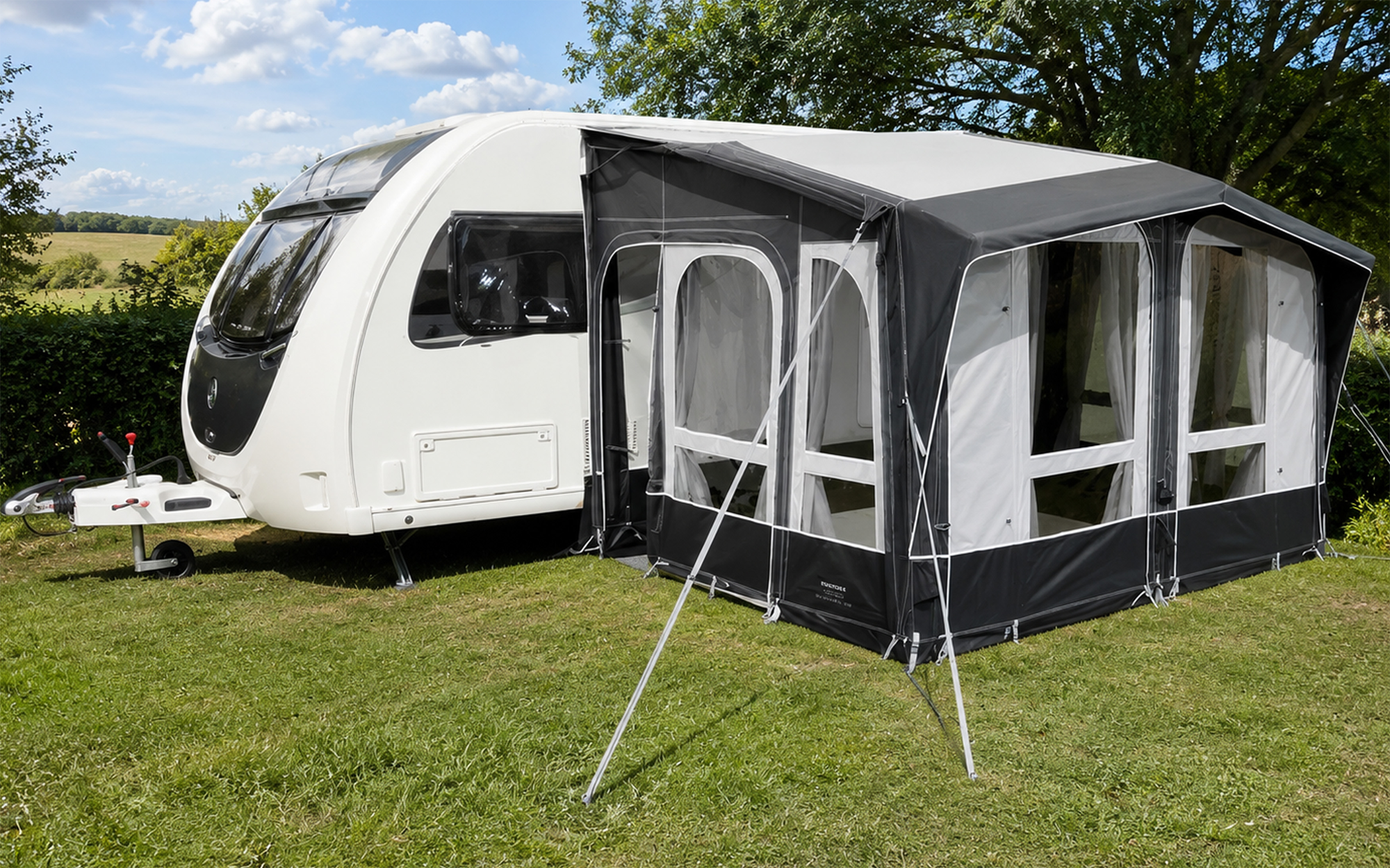 Oppblåsbart helårsfortelt Club AIR All-Season 330x275 cm montert på campingplass