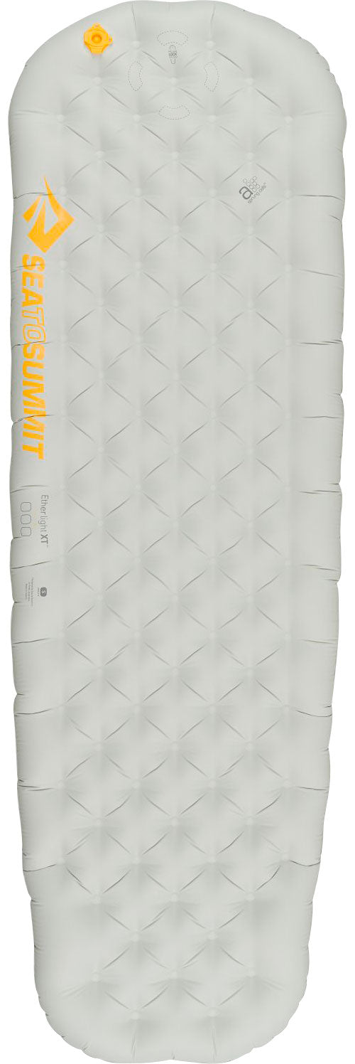Oppblåsbart liggeunderlag Ether Light XT Small 370 g - Sea to Summit i lysegrått, sett ovenfra med synlige luftceller