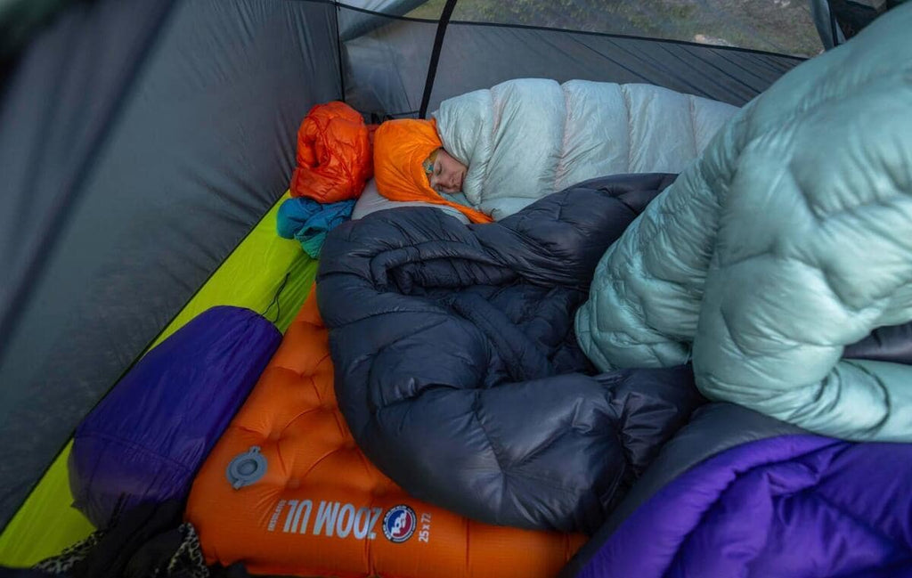 Montert oppblåsbart liggeunderlag Zoom UL Insulated 9cm R4,3 - Big Agnes på campingplass