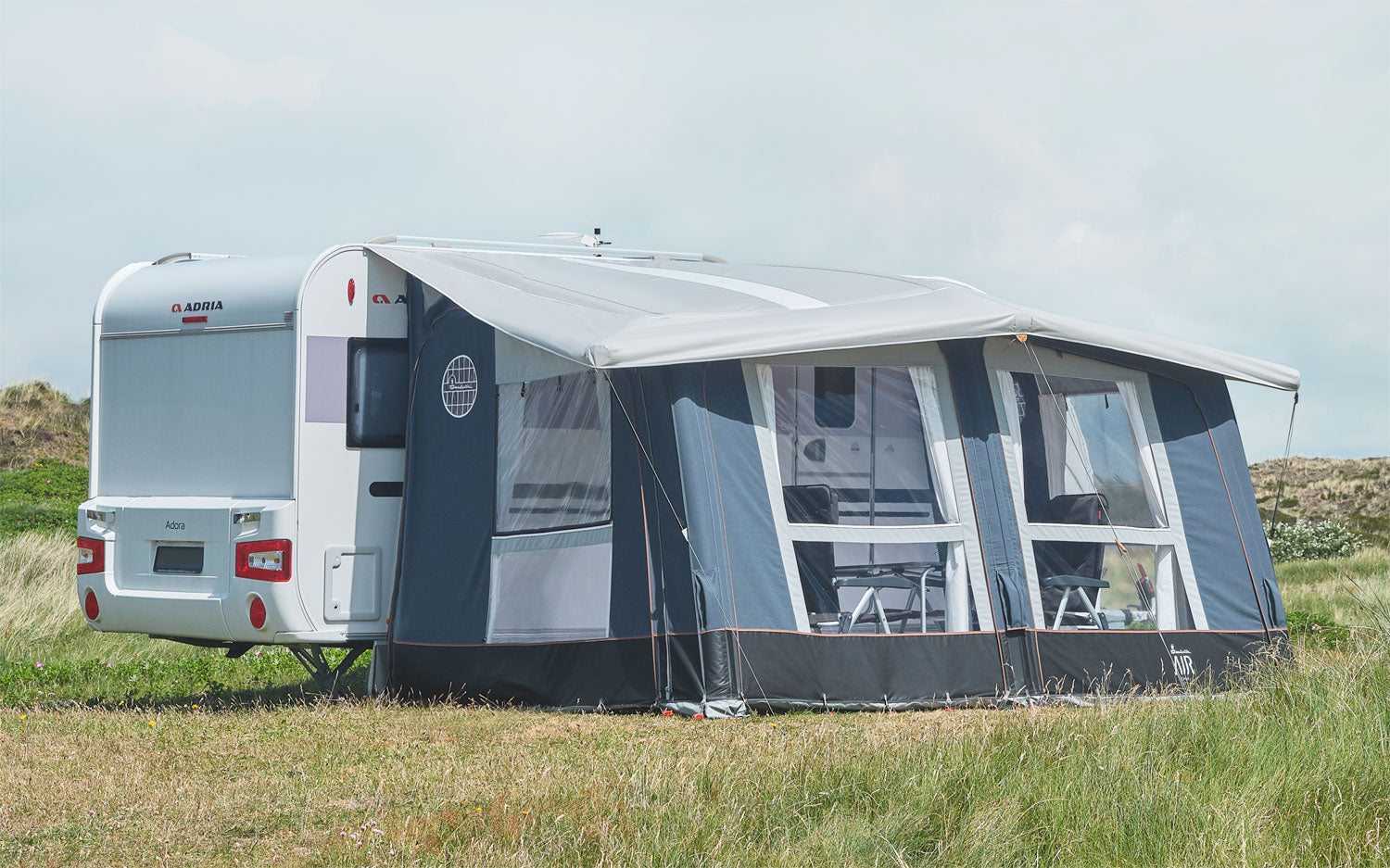 Oppblåsbart reisefortelt Air Cirrus North 300x275 cm Isabella montert på campingvogn