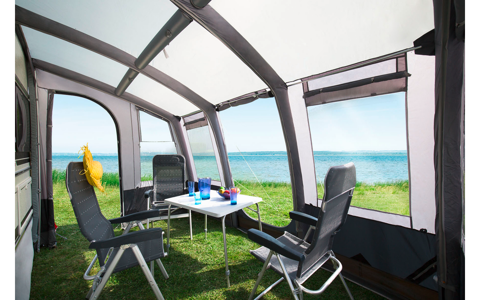 Oppblåsbart reisefortelt Speed Air 260x240 cm montert på campingvogn