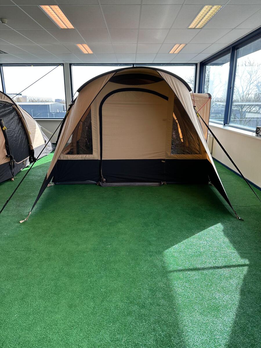 Montert oppblåsbart tunneltelt Kentucky BTC Air med åpen inngang