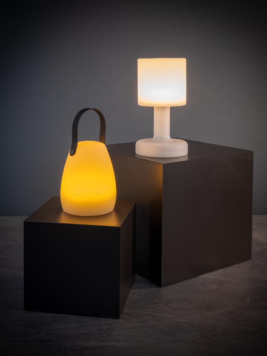 Oppladbar bordlampe Niels med RGB og dimmer med ladestasjon