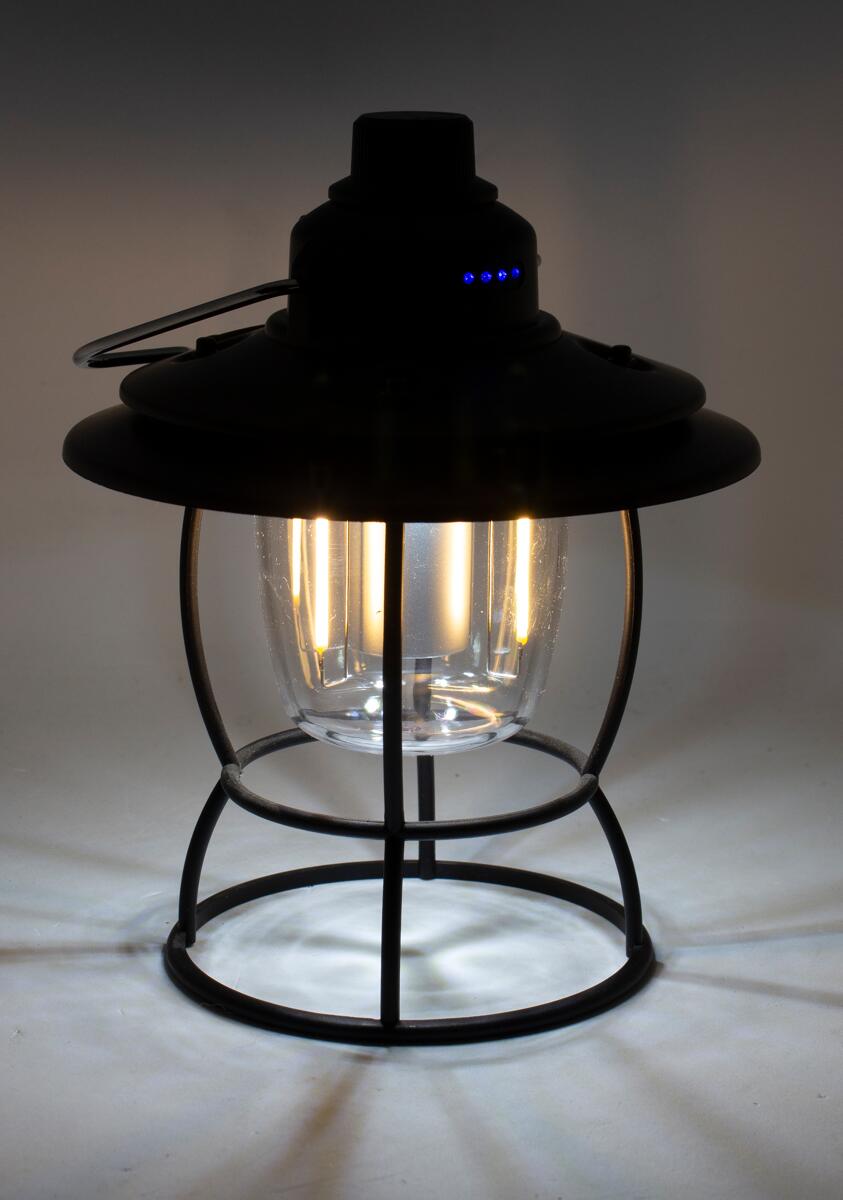 Oppladbar campinglampe Orix 200lm USB-C svart i bruk utendørs