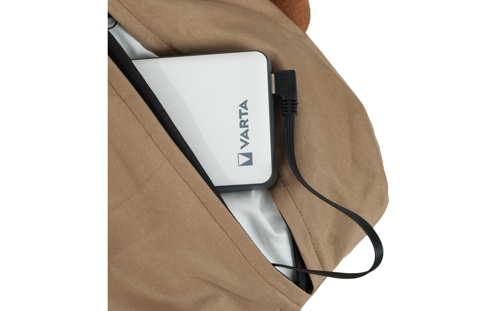 Nærbilde av USB-tilkobling på oppvarmbar campingpute med Varta powerbank 20000 mAh - Eurom Warmigo