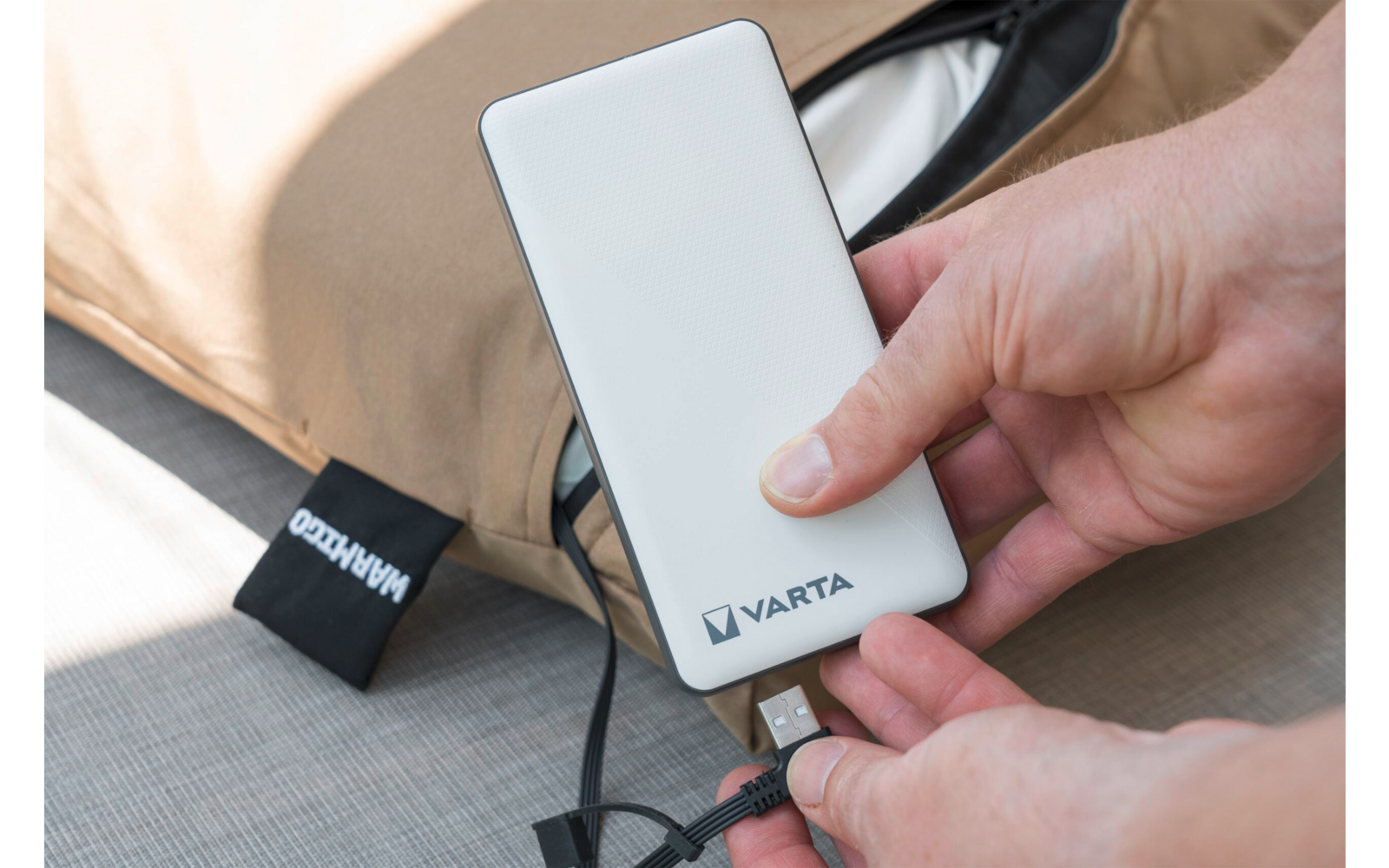 Oppvarmbar campingpute med Varta powerbank 20000 mAh - Eurom Warmigo nærbilde av stoffstruktur