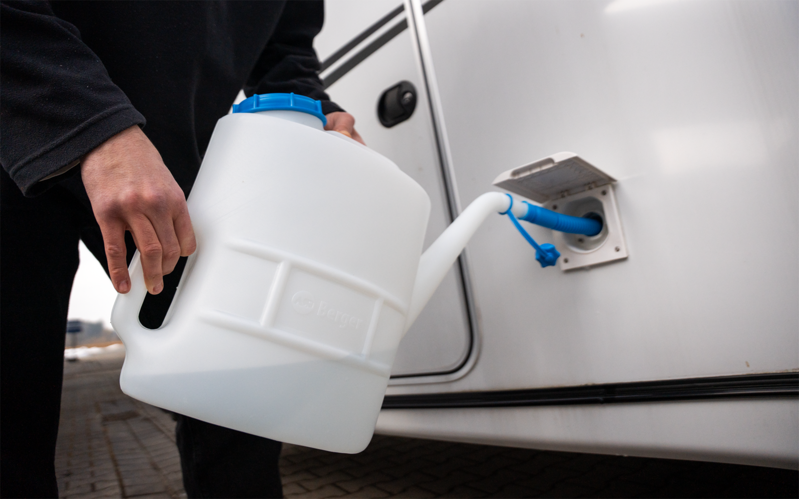 Visning av Påfyllingskanne med fleksibelt tappeutløp 13 l polyetylen fra siden