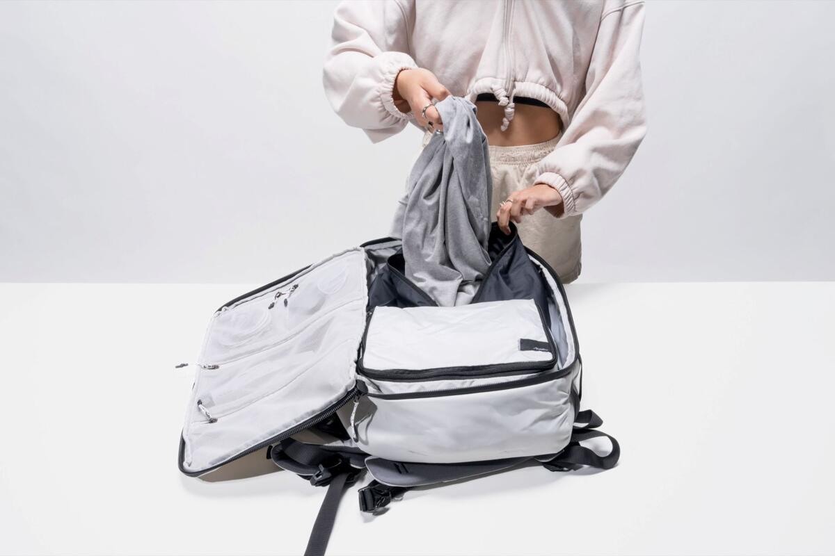 Pakkepose for skittentøy 30L 125g 50D nylon svart - Matador med glidelås åpen