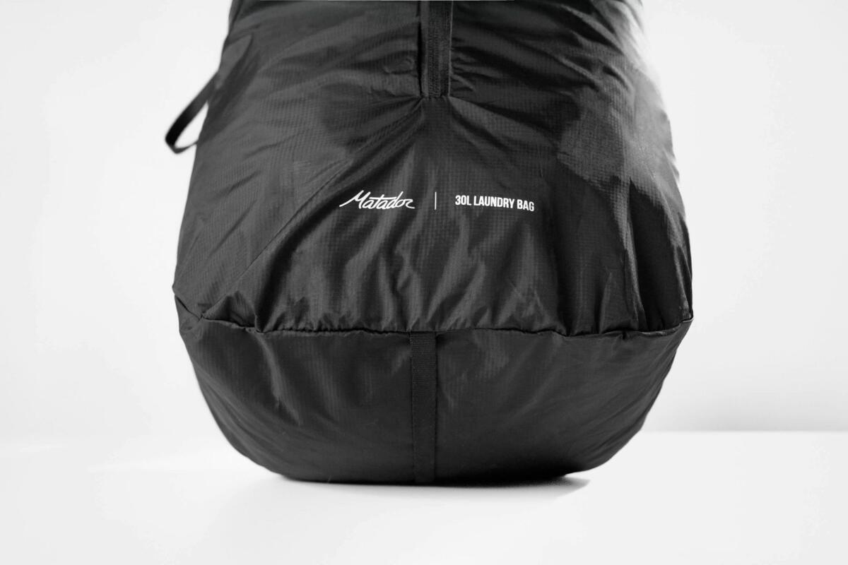 Nærbilde av stoff og material på Pakkepose for skittentøy 30L 125g 50D nylon svart - Matador