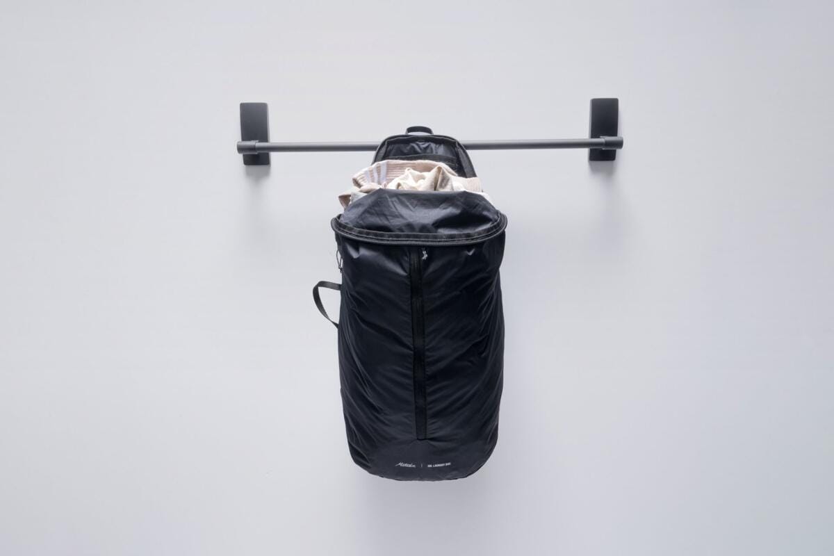 Pakkepose for skittentøy 30L 125g 50D nylon svart - Matador i bruk på camping