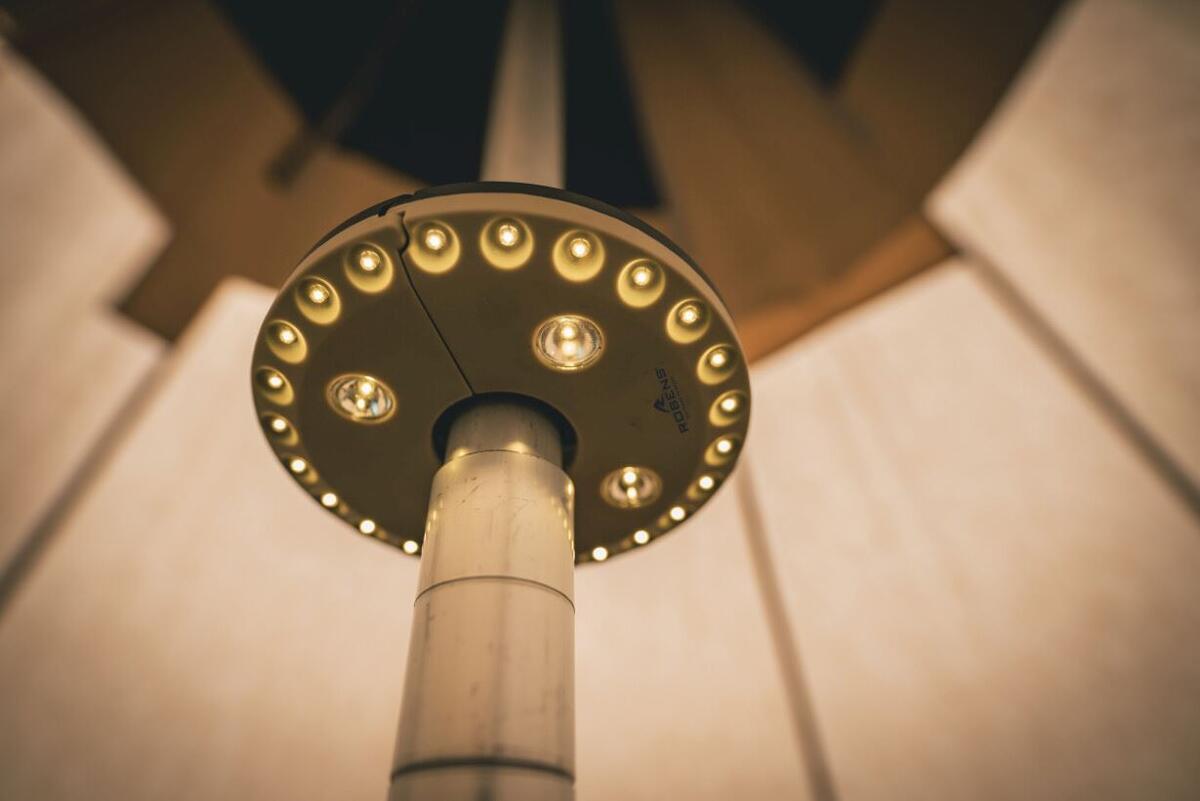 Pakket Tipi-lampe Thacla 100lm 360 graders belysning i khaki