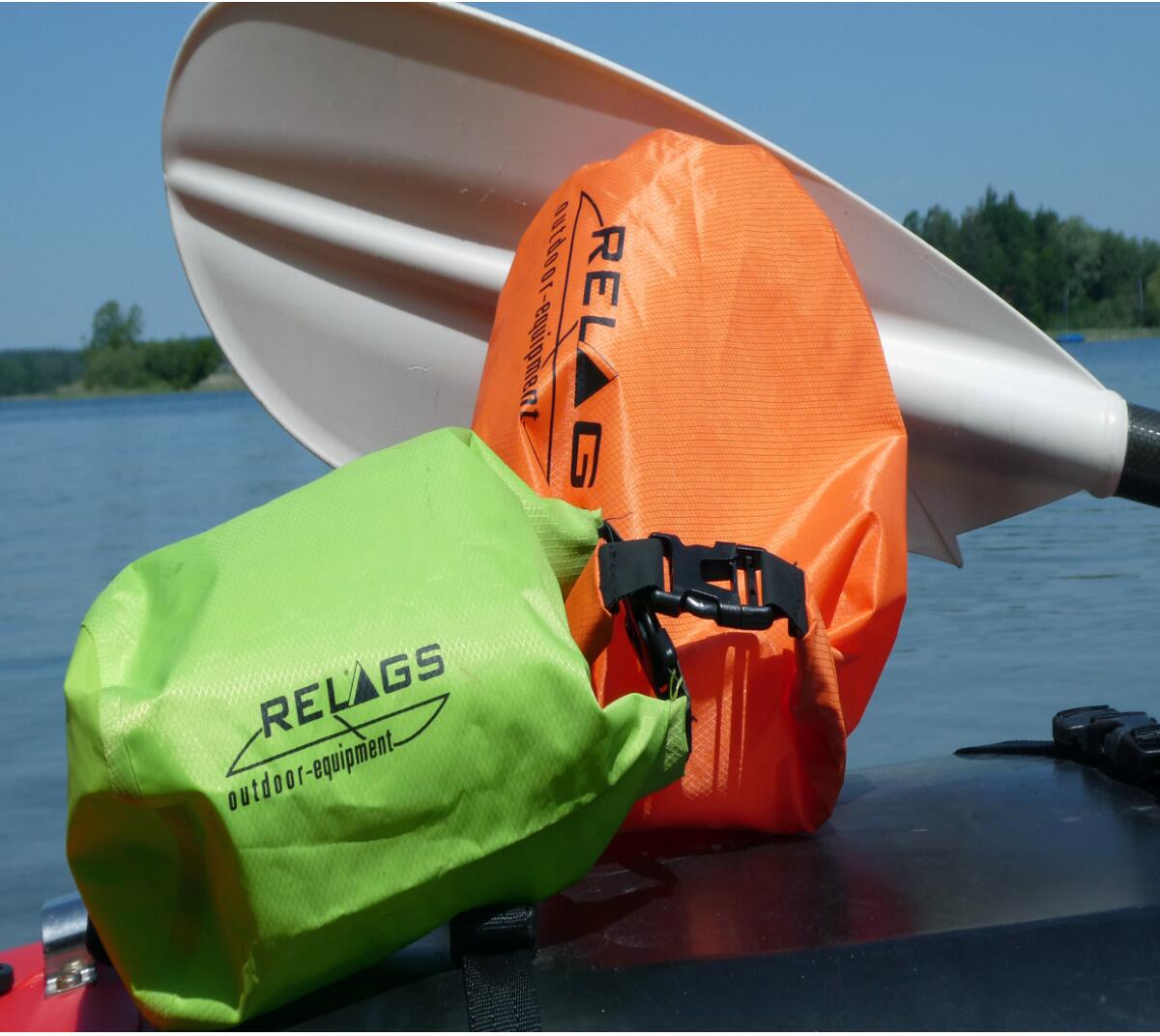 Pakkpose 210T vanntett polyester/PVC, 20 liter blå BasicNature montert