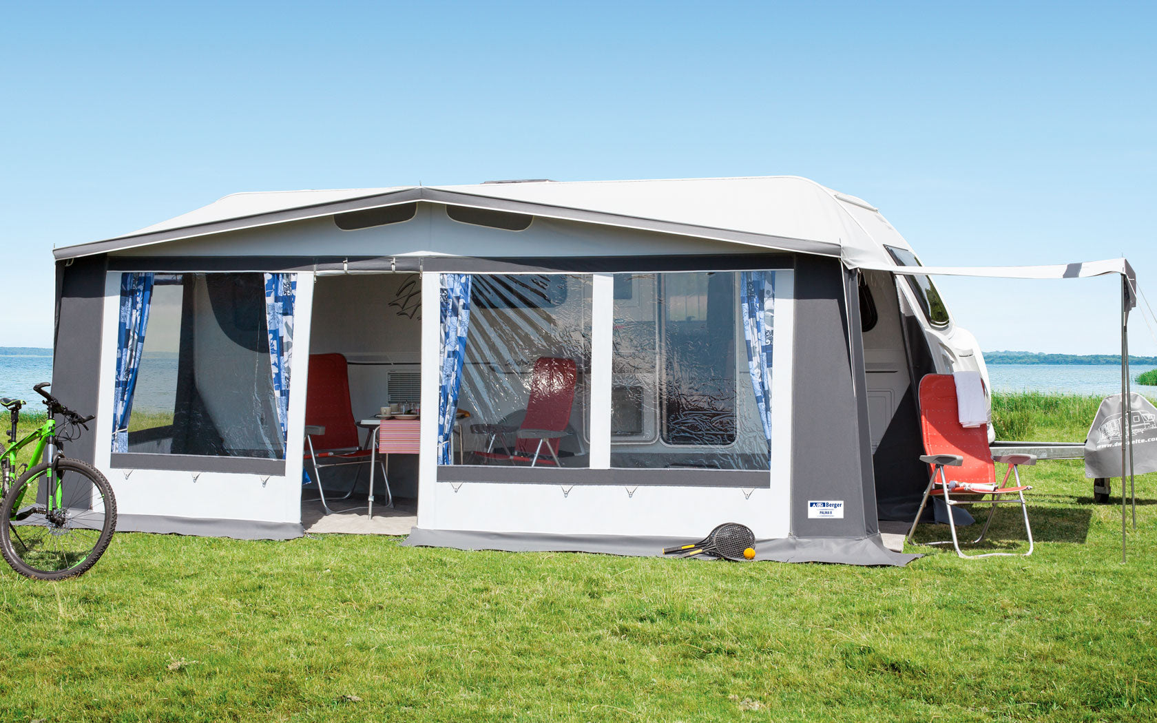 Palma II helfortelt for campingvogn 240 cm dybde montert foran campingvogn