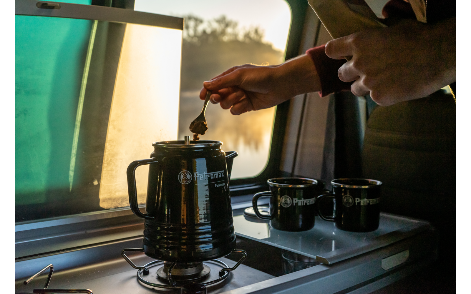 Nærbilde av filter og rør i Perkolator Perkomax te- og kaffebrygger 1,3 liter svart