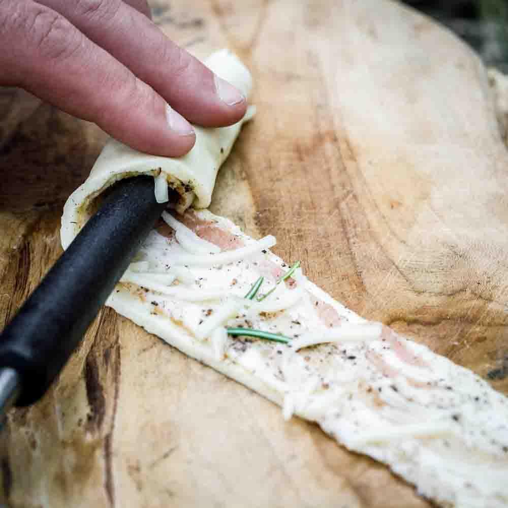 Pinnebrødspidd i støpejern justerbar 70-107 cm - Petromax montert over bål