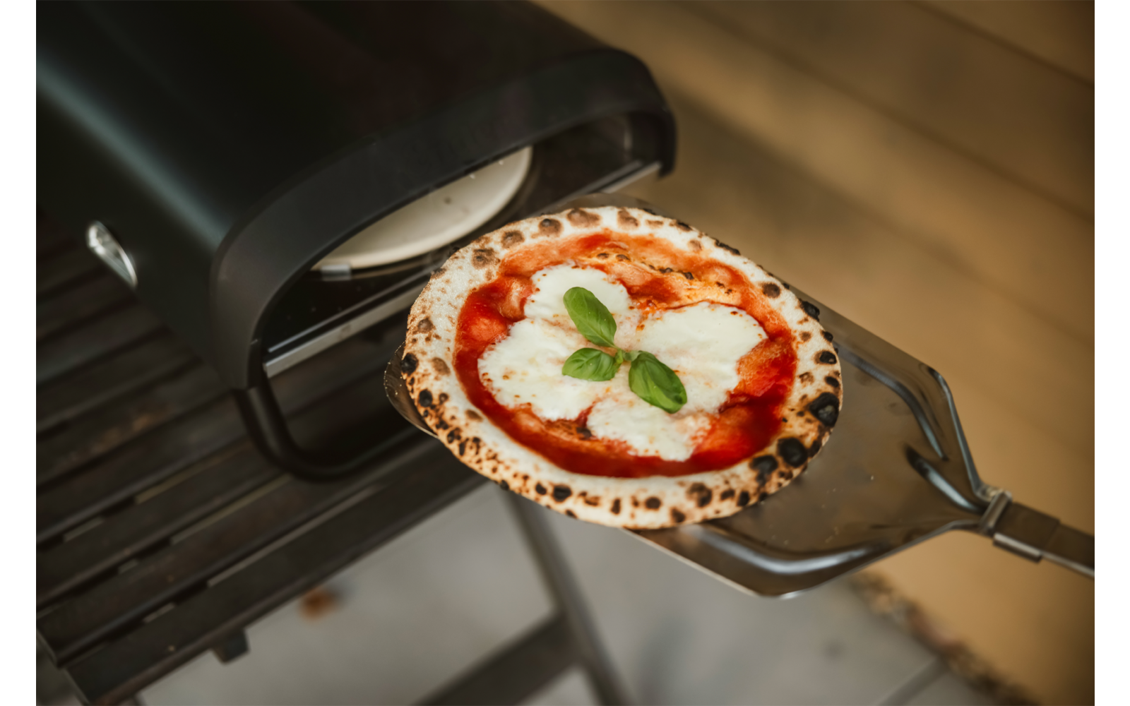Innebygd termometer på Pizzaovn Paco Rotate med roterende pizzastein