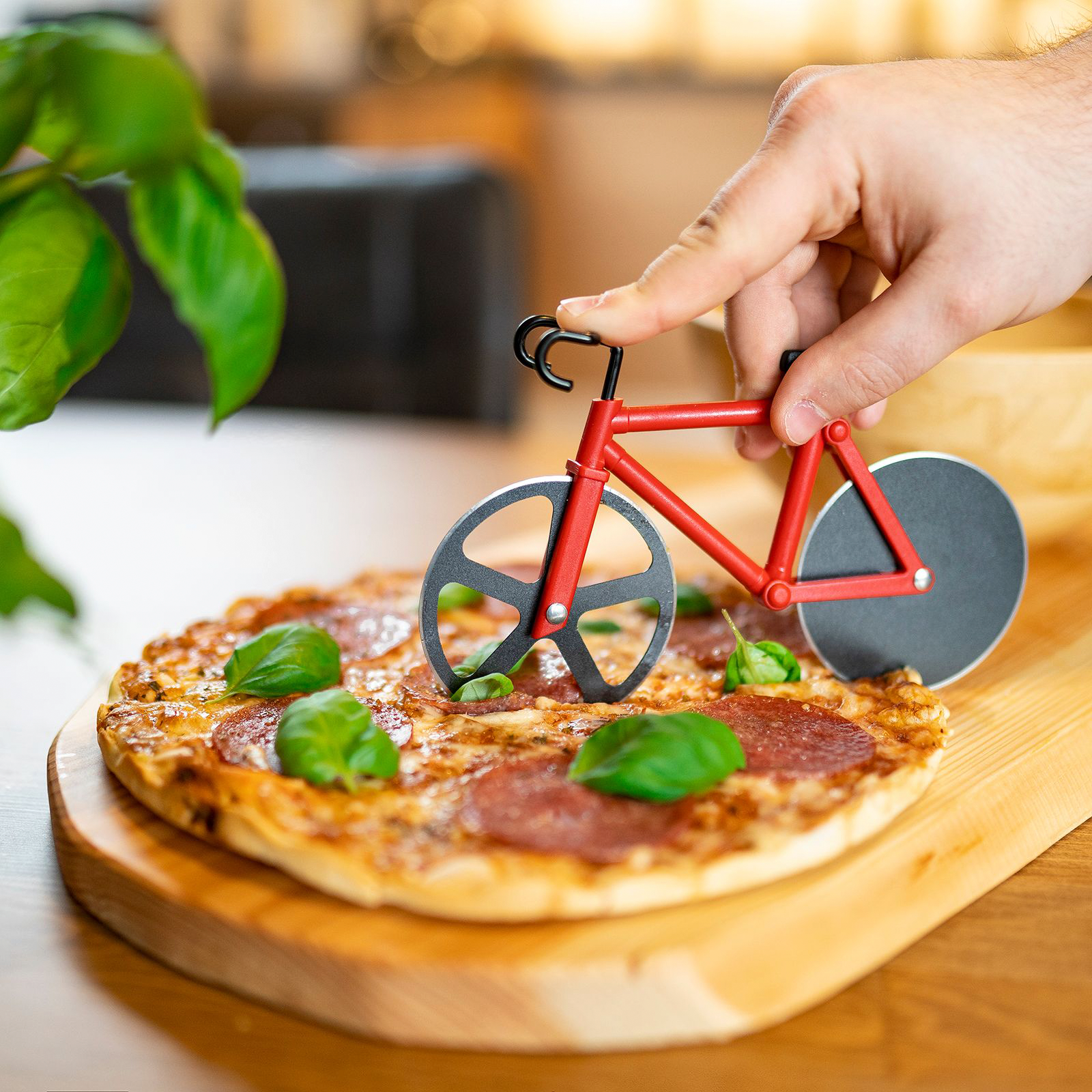 Pizzaskjærer Fuentez med stativ sykkeldesign forfra Westmark