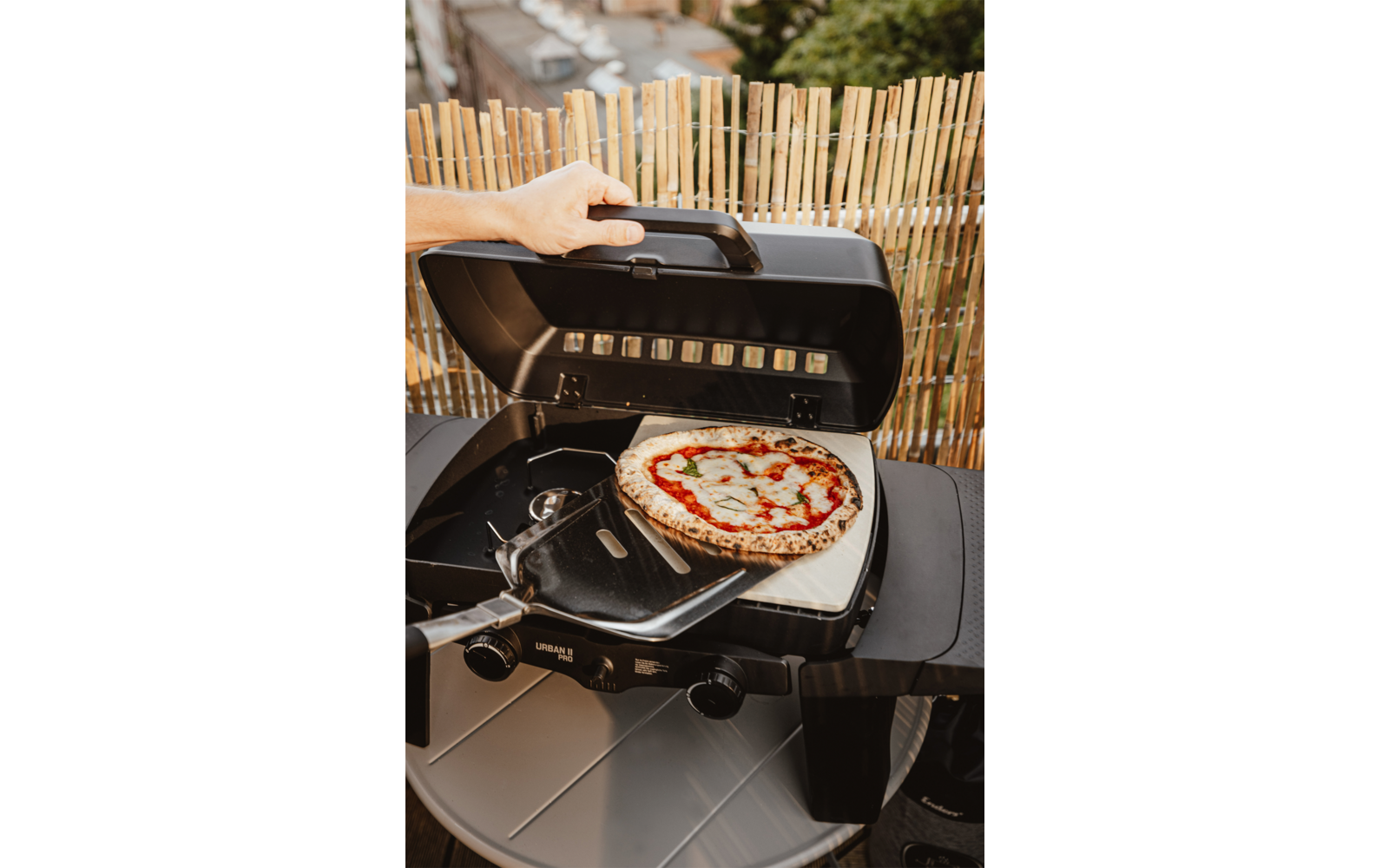 Pizzastein i cordierit for Urban II og Explorer II 29x30 cm montert på grill
