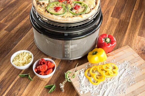 Montert Pizzastein Premier i cordierit-keramikk Ø 26 cm 1,65 kg på Cobb grill