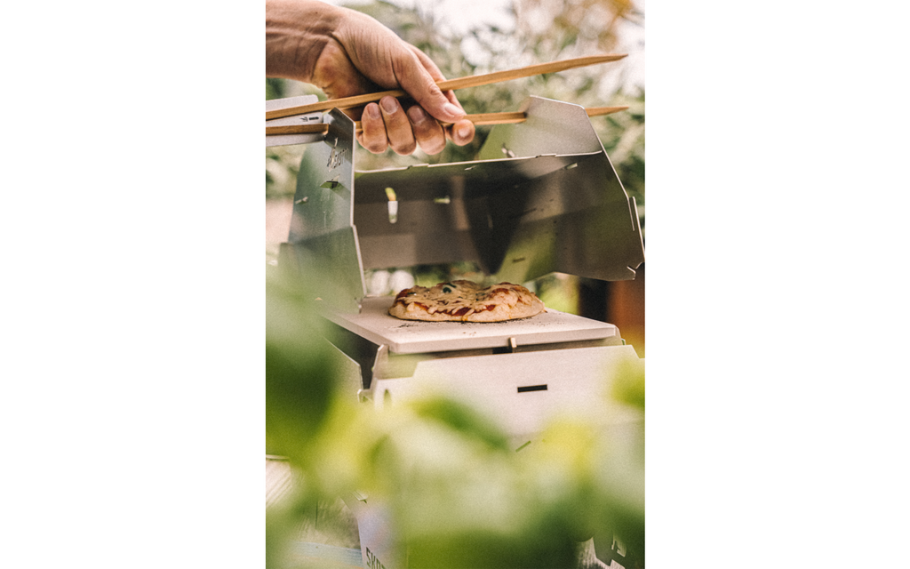 Pizzastein i cordierit for Skotti Grill under bruk