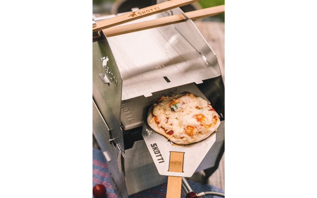 Pizzastein i cordierit for Skotti Grill med pizza på