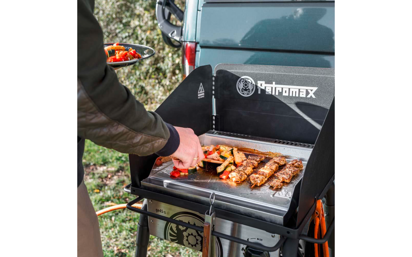 Detalj av Plancha grillplate i rustfritt stål for gassbord