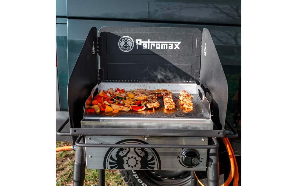 Montert Plancha grillplate i rustfritt stål på gassbord