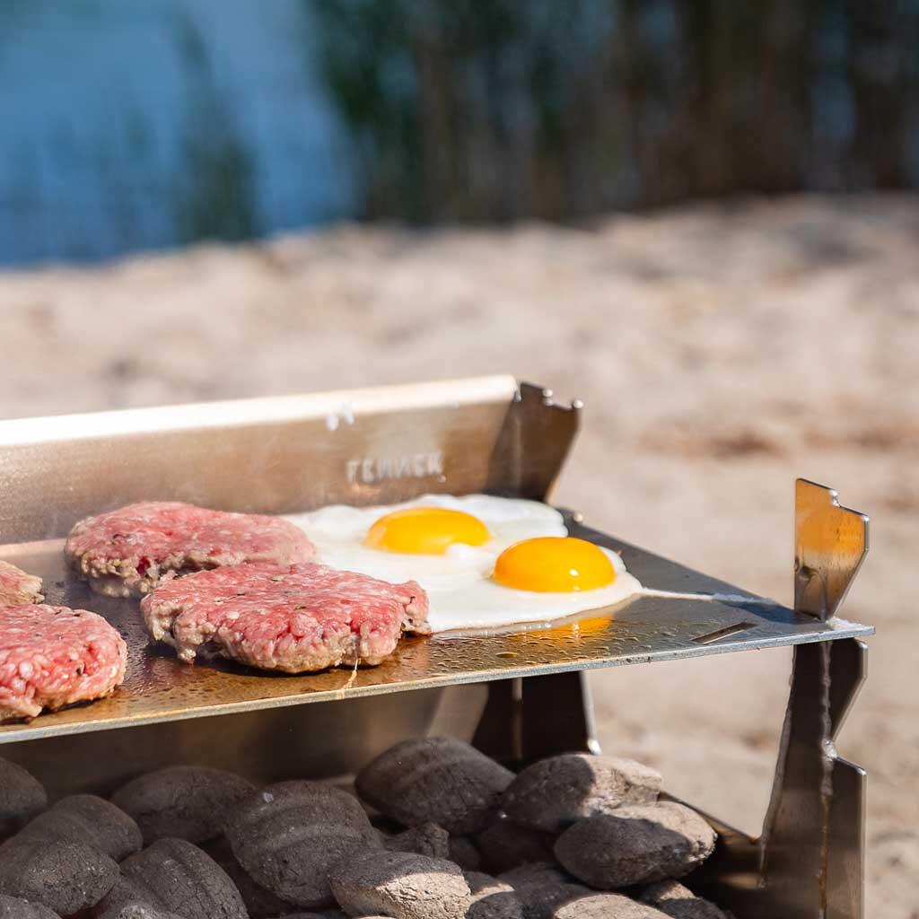Montert Plancha grillplate for FENNEK 2.0 rustfritt stål på grill