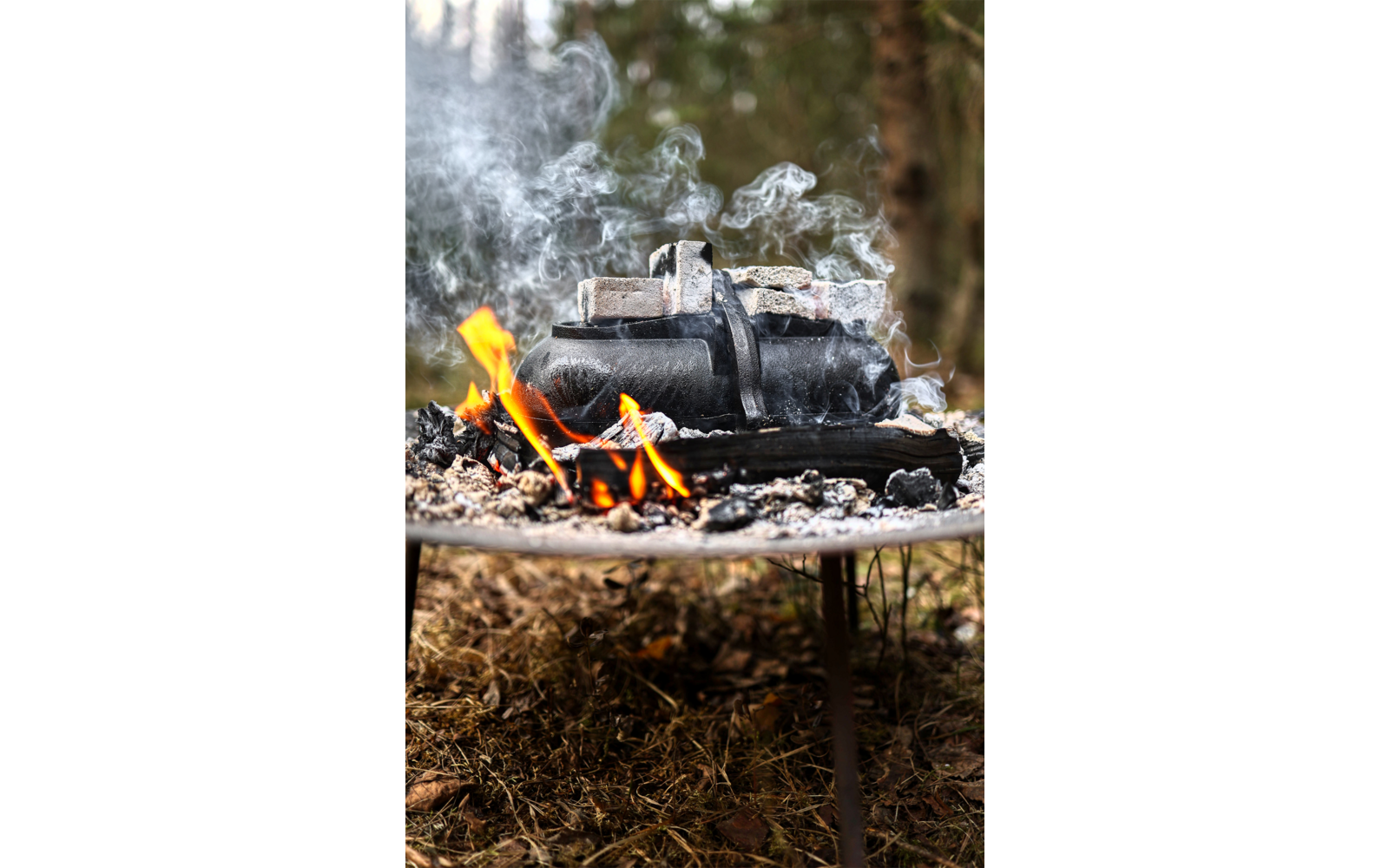 Oversikt av Potetgryte i støpejern for bål og grill Petromax på bord