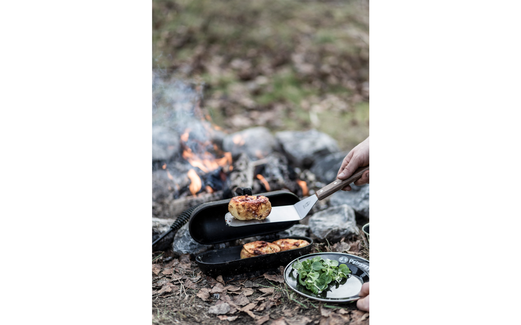 Nærbilde av håndtak på Potetgryte i støpejern for bål og grill Petromax