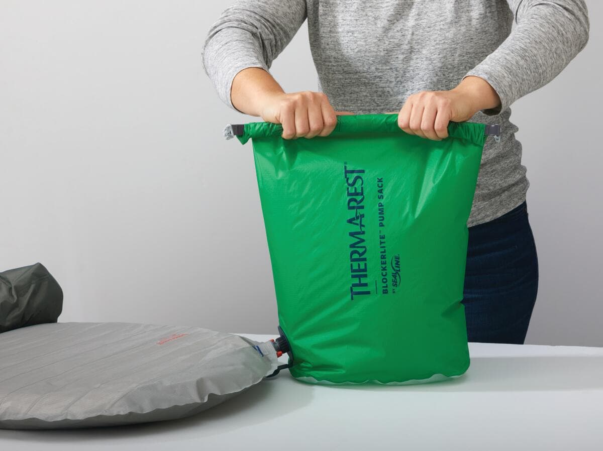 Detaljbilde av pumpepose BlockerLite 20L for liggeunderlag