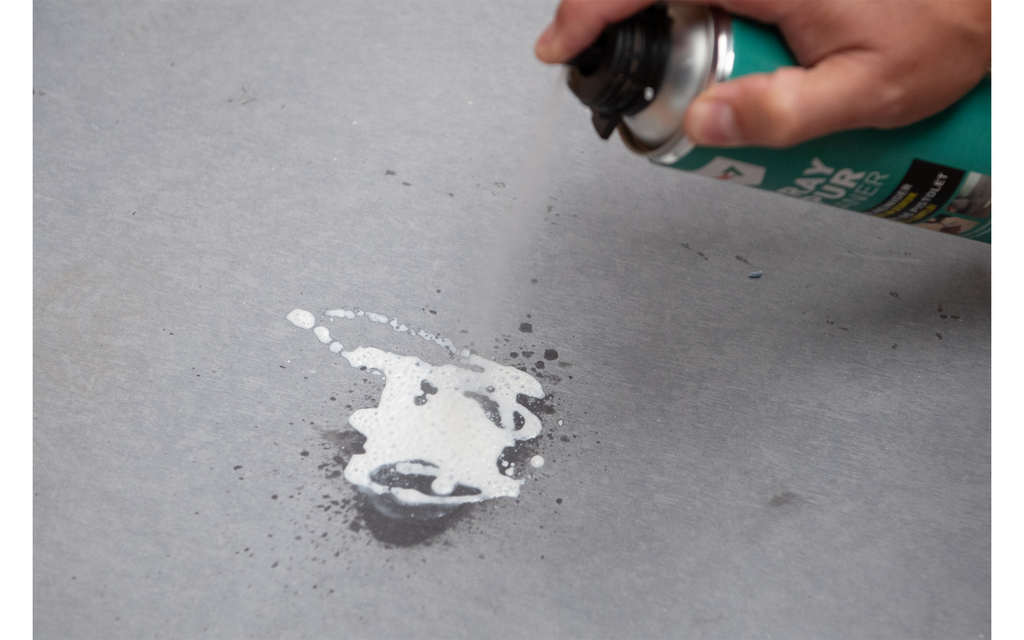Nærbilde av etikett på PUR Cleaner rengjøringsspray for PU-skumpistol 500 ml - TEC7