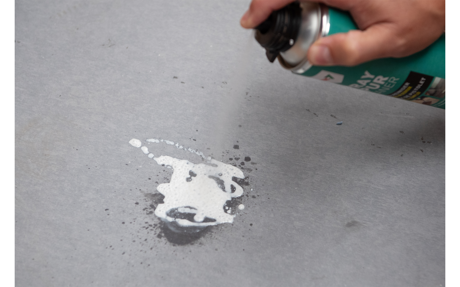 Nærbilde av etikett på PUR Cleaner rengjøringsspray for PU-skumpistol 500 ml - TEC7