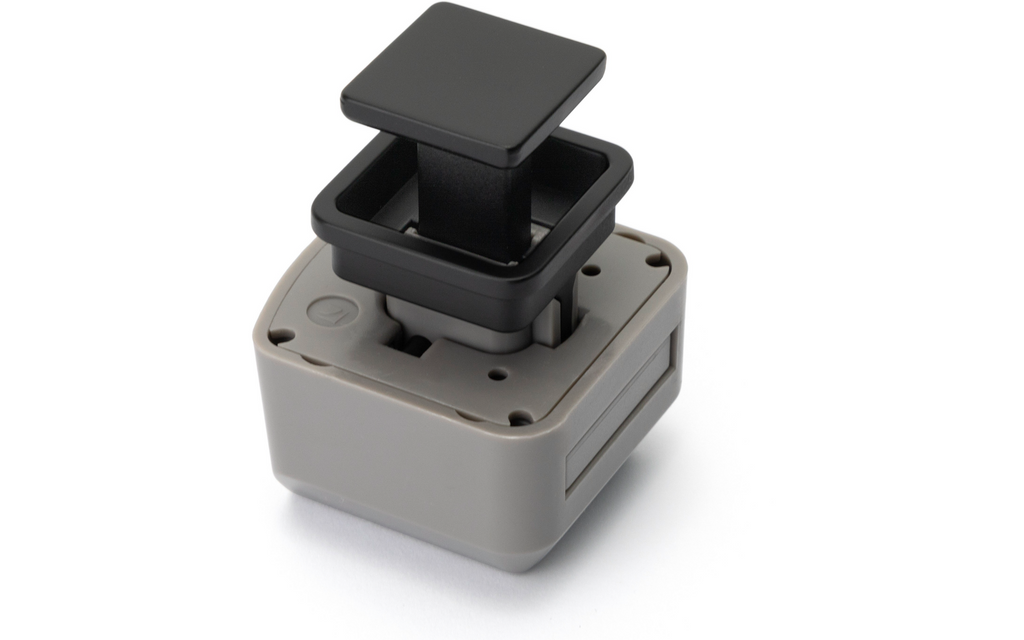 Push Lock låssystem R-EVOLUTION CV svart - Confurn detalj av knapp