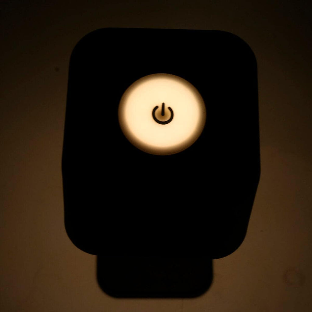 Detalj av Quadrilux oppladbar bordlampe 200 lm svart med metallskjerm
