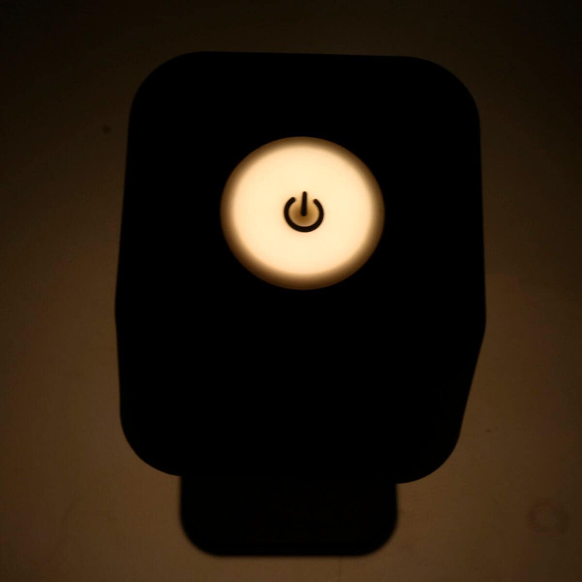 Detalj av Quadrilux oppladbar bordlampe 200 lm svart med metallskjerm