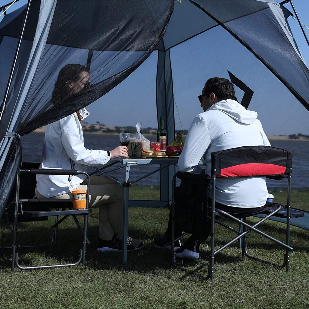 Regissørstol Deluxe med sidebord og organiser 180 kg stål - KingCamp i bruk på camping